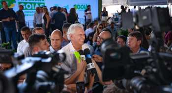 Caiado e Daniel Vilela entregam mais de 200 veículos a cidades goianas